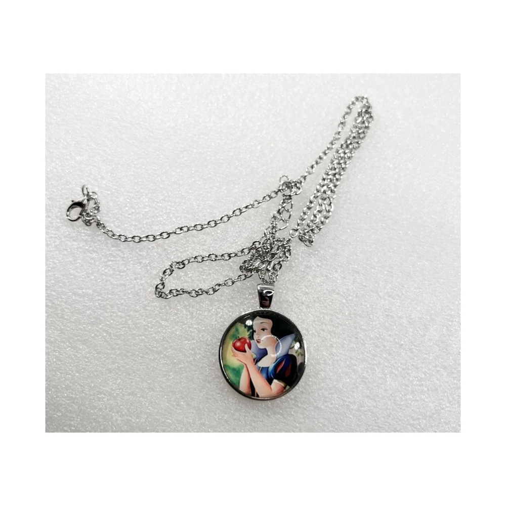 $2 Snow White necklace new in gift box $2 WITH ANY ORDER OF $10 OR MORE - Picture 9 of 10